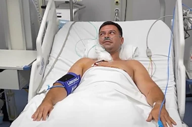 ŽANDARM HEROJ SA STRELOM U VRATU ELIMINISAO TERORISTU! Pogledajte novu sliku ranjenog policajca nakon napada - SVI MU APLAUDIRAJU NA POTEZU! (FOTO)