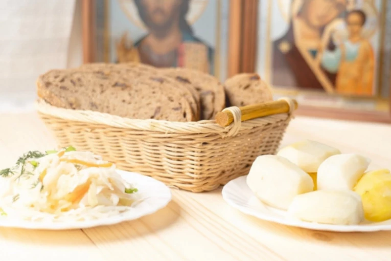 KADA POČINJE PETROVSKI POST OVE GODINE: Evo koliko traje, šta se jede i šta vernici često pogrešno razumeju