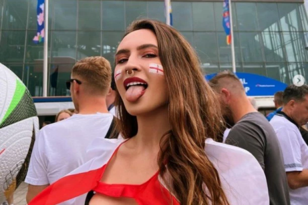 GRUDI UVIS! Marija bez PARDONA pokazala ATRIBUTE! Skinula majicu usred UTAKMICE - ENGLEZIMA popadale vilice! (FOTO)