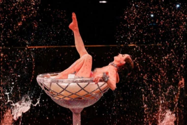 U 6. DECENIJI SE SKINULA GOLA I NASTUPOM BACILA MUŠKARCE NA KOLENA: Optočena draguljima sve je ostavila bez daha svojim nastupom