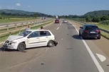 AUTOMOBILOM SE ZAKUCALI U ZAŠTITNU OGRADU: Jeziva scena na auto-putu kod Jagodine! (VIDEO)