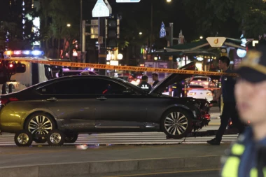 AUTOMOBIL ULETEO MEĐU PEŠAKE U BLIZINI PROMETNE RASKRSNICE! Pokosio ih, jedva se zaustavio! Ima mrtvih i povređenih!