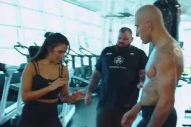 ŠTA BI BILO DA JE "STVARNO" URADIO? Slavni MMA borac PODUČAVAO poznatu Plejboj zečicu! Ona PALA kao pokošena! (VIDEO)
