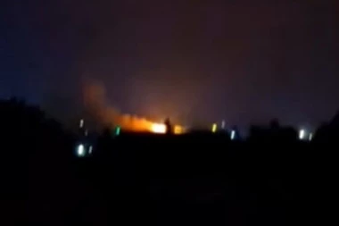 POŽAR U RUMI NAKON UDARA GROMA: Gusti dim se širi naseljem! (VIDEO)