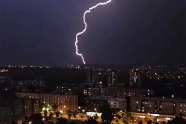 AUTOMOBIL VISI U VAZDUHU, SVI SE PITAJU KAKO? Nevreme u Beogradu ruši zakone fizike! (FOTO)