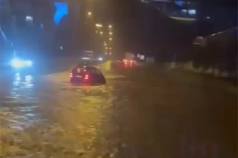 PODAVIĆE SE LJUDI! Haos kod Pupinovog mosta u Beogradu! AUTOMOBILI DO POLA U VODI; NARODU U AUTOBUSU VODA DO ČLANAKA! (VIDEO)