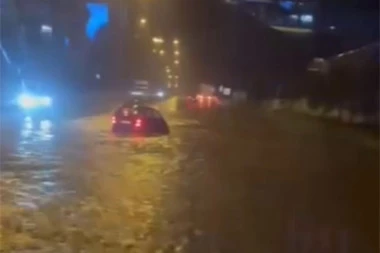 PODAVIĆE SE LJUDI! Haos kod Pupinovog mosta u Beogradu! AUTOMOBILI DO POLA U VODI, NARODU U AUTOBUSU VODA DO ČLANAKA! (VIDEO)