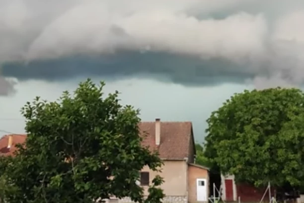POSTAPOKALIPTIČNE SCENE ŠIROM HRVATSKE! U Vinkovcima iščupana stabla iz zemlje, vetar podigao krov kuće u Đakovu! (VIDEO)