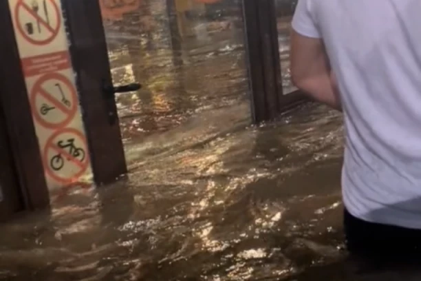 MORA NOĆNA ŠETNJA, PA ČAK I AKO JE VODA DO KUKOVA! Beograđani prošetali JEZEROM NA ULICAMA PRESTONICE (VIDEO)