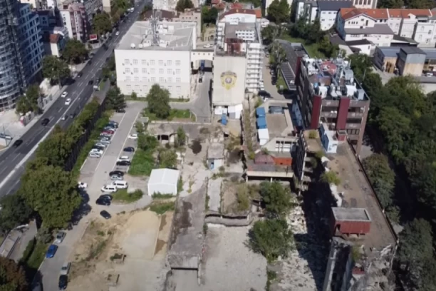 VETAR ODNEO SKORO POLA KROVA NA ZGRADI MUP! Jeziva slika LEDI KRV U ŽILAMA! (FOTO)