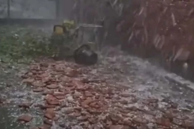 OLUJA KIDALA CREPOVE SA KROVOVA! HOROR SCENE IZ SREMSKE MITROVICE! (VIDEO)