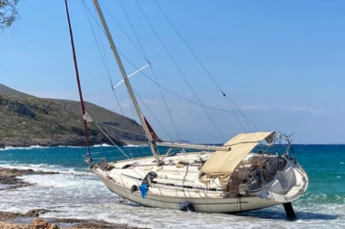 BROD DUHOVA SE SAMO POJAVIO NA OBALI: Vlasnik i posada spaseni su helikopterom iz oluje (VIDEO)