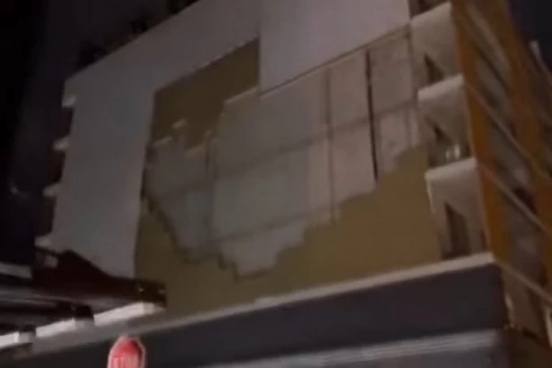 NEVREME NAPRAVILO HAOS I U ELITNOM DELU PRESTONICE! Otpala fasada sa luksuznog Westa 65 (FOTO+VIDEO)
