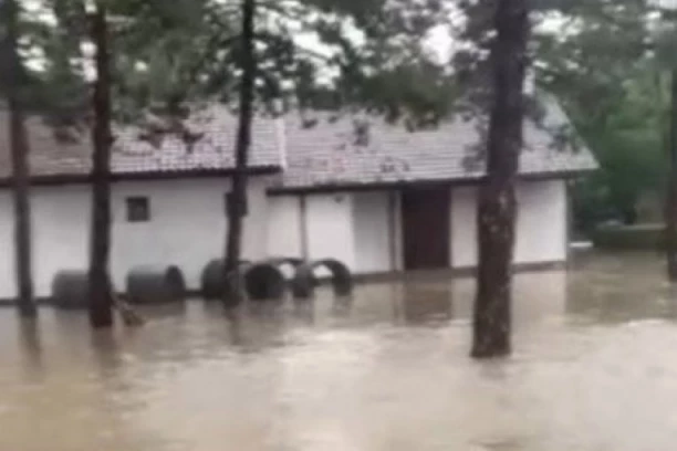 NEVREME NE JENJAVA! Evakuisana deca iz vrtića u Ljigu!