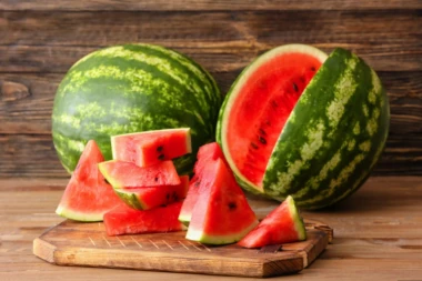 "BAŠ JUTROS SAM PRODALA JEDNU OD 17 KILOGRAMA": Ema (12) iz Vranja najmlađi prodavac lubenica! Kada čujete za šta skuplja novac, oduševićete se!