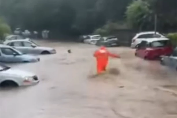 JEZIVO! Evo zašto se žena umalo udavila u bujici na Petlovom brdu! POKUŠALA DA SPASE JEDINO ŠTO IMA, PA UMALO GLAVU IZGUBILA! (VIDEO)