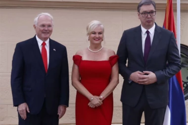 "SAVEZNICI U PRESUDNIM ISTORIJSKIM TRENUCIMA..."! Vučić posle svečanog prijema u Ambasadi SAD: "Nadam se da ćemo nastaviti da unapređujemo naše odnose"! (FOTO)