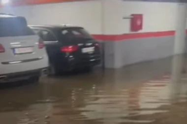 JEZIVI SNIMCI IZ POPLAVLJENE ZGRADE U INĐIJI! Ljudi ne mogu ni do stanova, niti do automobila! (VIDEO/FOTO)