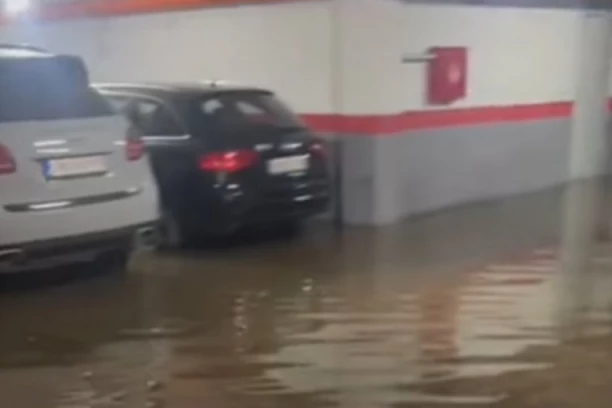 JEZIVI SNIMCI IZ POPLAVLJENE ZGRADE U INĐIJI! Ljudi ne mogu ni do stanova, niti do automobila! (VIDEO/FOTO)