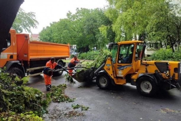 NA BLIZU 500 LOKACIJA PADALA STABLA I LOMILE SE GRANE! Ovo je slika Beograda nakon apokaliptičnog nevremena - na više lokacija VELIKA ŠTETA!