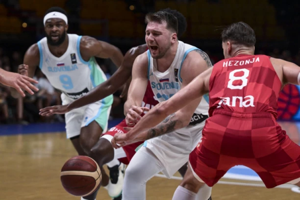 HAOS NA MEČU IZMEĐU SLOVENIJE I HRVATSKE! PREKID i šamarčina za EKIPU LUKE DONČIĆA u Pireju!