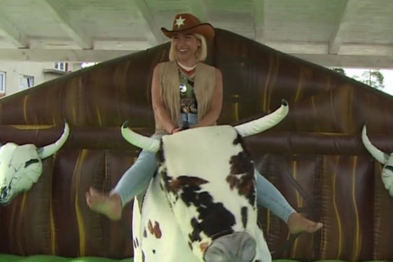 Jovana Jeremić jaše bika u emisiji "Amidži šou"