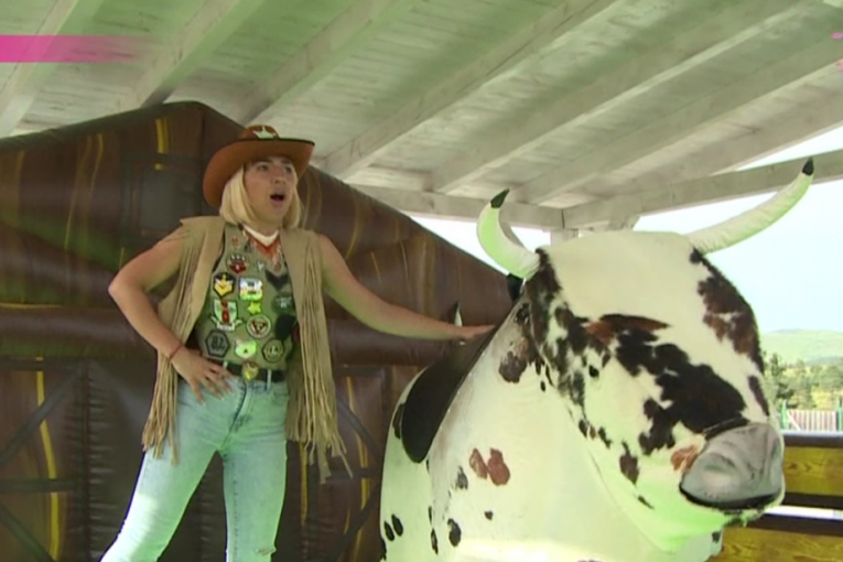 Jovana Jeremić jaše bika u emisiji "Amidži šou"