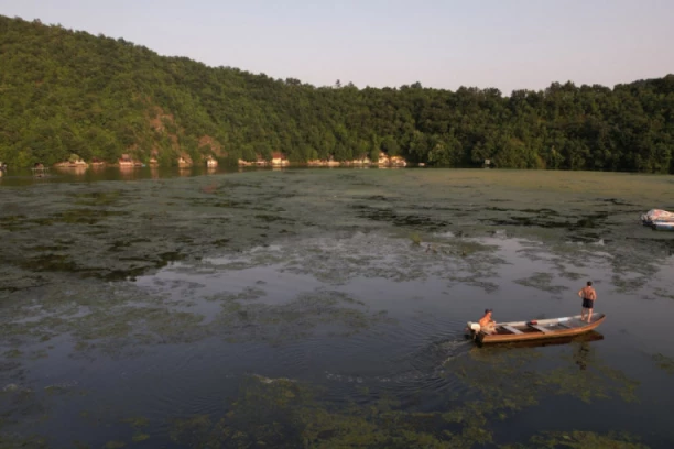 ČETVORO DECE I TROJE ODRASLIH BILO ZAGLAVLJENO! Novi detalji drame na jezeru Međuvršje: Meštanin pokušao da ih spase, ALI NIJE USPEO!