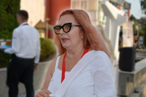 "NISMO GA NAGRADILI KAD JE TREBALO": Oštre reči Tanje Bošković na Sofestu! Udovica Žarka Lauševića primila nagradu posthumno dodeljenu slavnom glumcu