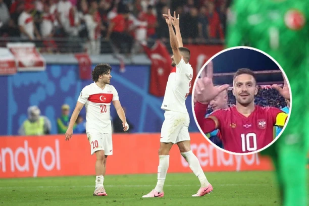 TURCI SRAMNO UDARAJU PO SIMBOLU SRPSTVA! Porede njihov ZABRANJENI GEST sa Tadićeva TRI PRSTA!