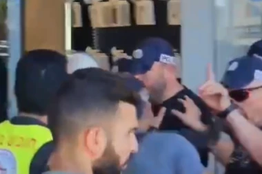 IDENTIFIKOVAN NAPADAČ U TRŽNOM CENTRU: Policija uhapsila njegovu majku (VIDEO)