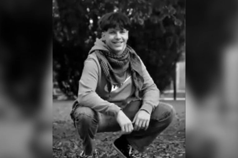 DEČAK IZVRŠIO SAMOUBISTVO PRED MAJKOM: Skočio sa krova osnovne škole zbog vršnjačkog nasilja, njegova drugarica učestvovala u TRAGEDIJI!