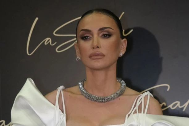 EMINA JAHOVIĆ OTKRILA VELIKU TAJNU: Skinula se, pa pokazala ČIME RASPOLAŽE!