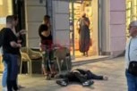 JEZIV PRIZOR! MUŠKARAC NEPOMIČNO LEŽI NAKON TUČE: Pred punom ulicom se jurili, imali ORUŽJE (FOTO)