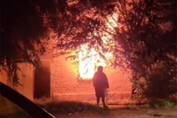 STRAVIČAN POŽAR U PANČEVU! Cela porodica gleda kako im gori kuća! (VIDEO)
