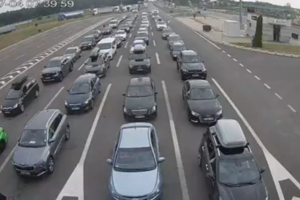 AKO KREĆETE U BUGARSKU I GRČKU, NAORUŽAJTE SE STRPLJENJEM! Krkljanac na graničnim prelazima - NERVOZNI LJUDI IZLAZE IZ SVOJIH VOZILA! (FOTO)
