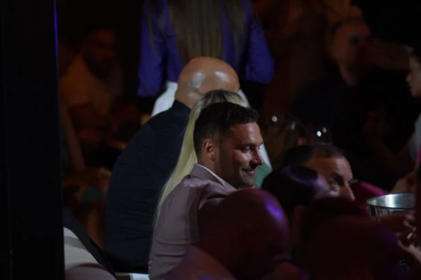 PROVOKACIJA?! Duško Tošić u društvu atraktivne plavuše na nastupu Karleušine NAJBOLJE DRUGARICE! (GALERIJA)