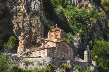 MALO KO ZNA DA U ALBANIJI POSTOJI PRAVOSLAVNA SVETINJA NALIK OSTROGU: Hram Svetog Mihaila vekovima prkosi gravitaciji na liticama iznad grada koji se ranije zvao Beograd