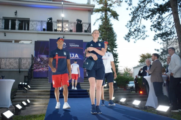 SRPSKI OLIMPIJCI ĆE U OVOJ OPREMI PREDSTAVLJATI NACIJU U PARIZU! Naši sportisti SIJALI u novoj kolekciji (FOTO GALERIJA)