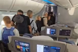 MAJKA DVOJE DECE PREŽIVELA DRAMU NA LETU: Probudila se tokom turbulencije, a njenog sina NIGDE NIJE BILO (VIDEO)
