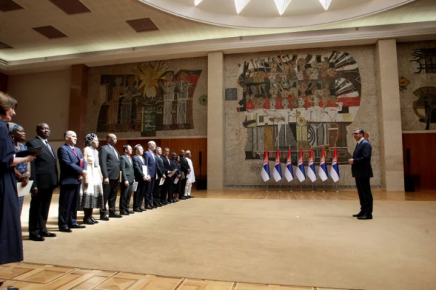 VUČIĆ PRIMIO AKREDITIVNA PISMA NOVIH AMBASADORA: "Istakao sam da za Srbiju ne postoje velike i male zemlje, već prijatelji i partneri" (FOTO)
