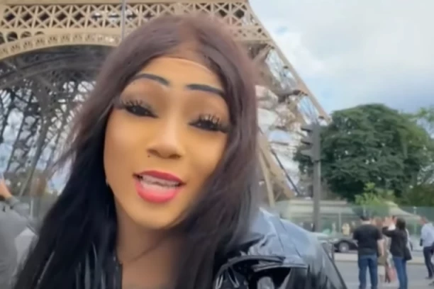 "LUDA SAM ZA TOBOM I ŽELIM DA CEO SVET TO ZNA" Poznata muzičarka, ćerka homofobnog predsednika, uzburkala javnost (FOTO)