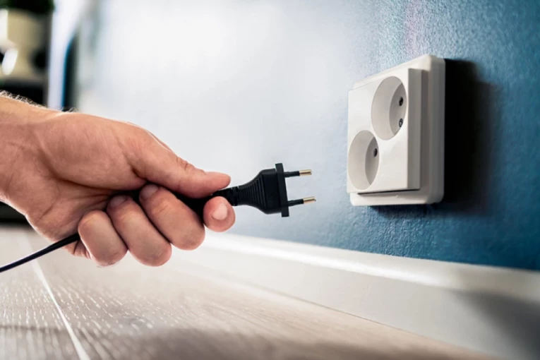 JEDAN UREĐAJ BUKVALNO "JEDE" STRUJU, A SVI GA DRŽIMO NEPRESTANO UKLJUČENIM: Povećava račune, čak i kada se ne koristi!