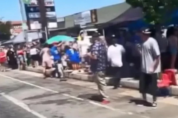 ČUVENI GLUMAC PESNICAMA IZUBIJAO ČOVEKA! Šikljala KRV nasred ulice, procurio snimak MAKLJAŽE koja ledi krv u žilama (VIDEO)