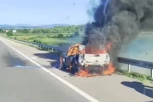 PLAMEN BUKTI KROZ SVE PROZORE! Jeziva nezgoda na auto-putu kod Ćuprije! VATRA GUTA AUTOMOBIL, OD NJEGA OSTALA SAMO KAROSERIJA! (VIDEO)