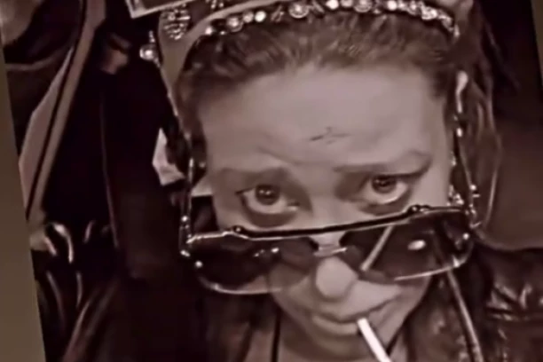 ANA NIKOLIĆ NAJAVILA SVOJU SMRT?! Pevačica u unezverenom stanju za VOLANOM uporedila sebe sa POKOJNOM KOLEGINICOM, javnost u šoku (VIDEO)