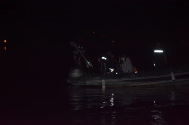 POZNAT IDENTITET NESTALIH U NESREĆI NA SAVSKOM KEJU! Isplivao čovek (42), za njegovom suprugom i kumom se traga! ČAMAC POTONUO POSLE SUDARA SA BRODOM! (VIDEO/FOTO)