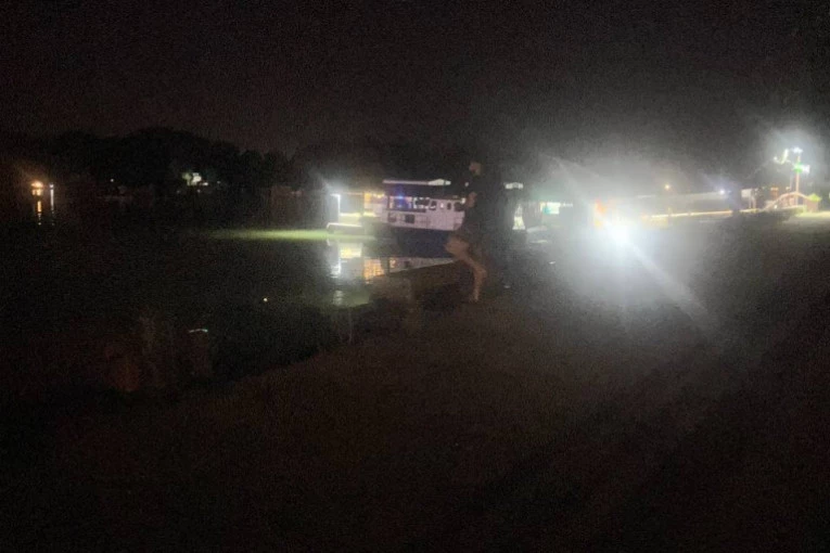 PRIZOR KOJI SLAMA SRCA NA SAVSKOM KEJU! Čovek se drži za glavu i gleda u vodu, STREPI OD NAJGOREG! (FOTO)