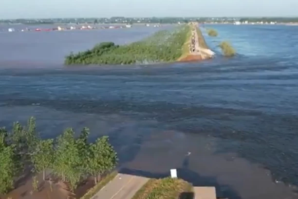PUKLA BRANA NA JEZERU: Hitno evakuisano blizu 6.000 ljudi,  (VIDEO)