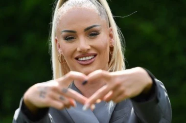 VRELA ALIŠA IGRAĆE ZA JUVENTUS: Provokativna fudbalerka pojačala VLAHOVIĆEV KLUB!